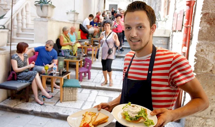 KAKVE SU U HRVATSKOJ PLAĆE I GDJE SU NAJBOLJE? Radnici u turizmu i ugostiteljstvu imaju 21 posto nižu plaću od prosječne